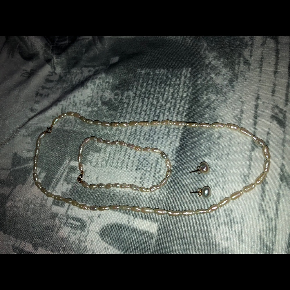 Pearls set of necklace, bracelet and earrings